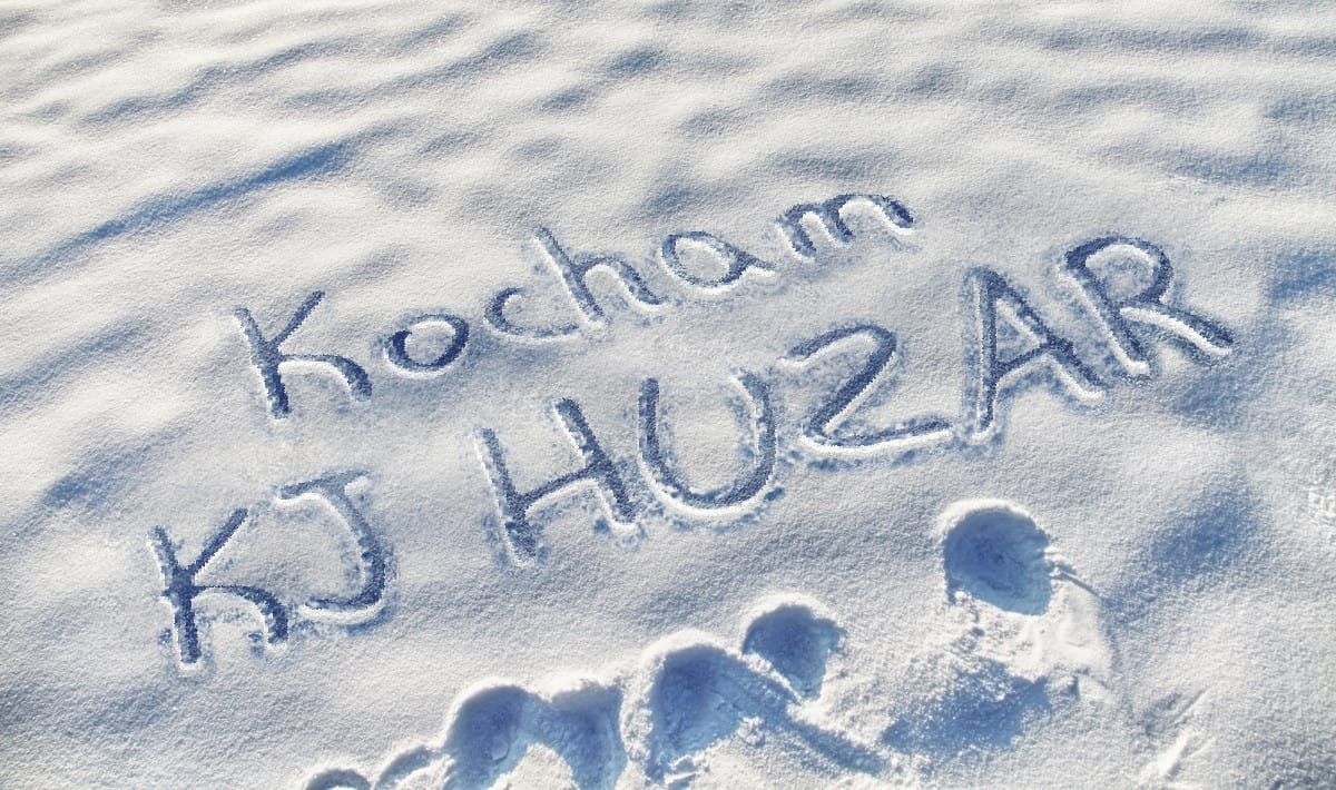 Napis Kocham KJ Huzar wyrysowany na śniegu